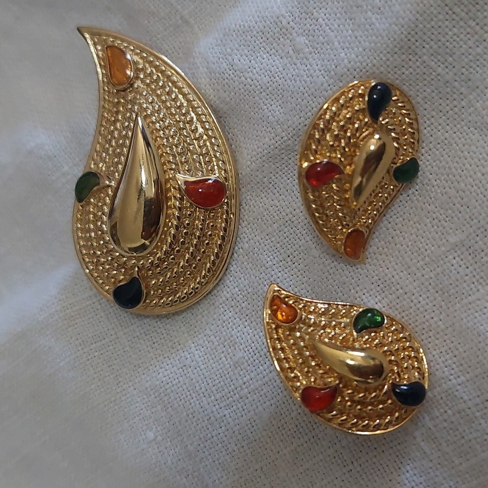 Vintage Avon PAISLEY Gold Tone RED BLUE GREEN ORANGE  Brooch & Earrings